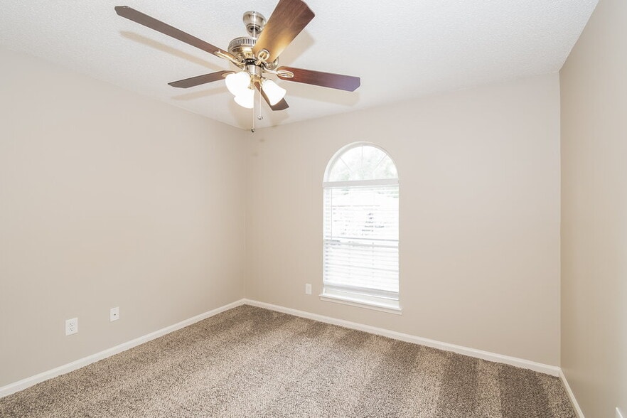 Building Photo - 1603 Twin Oak Ln