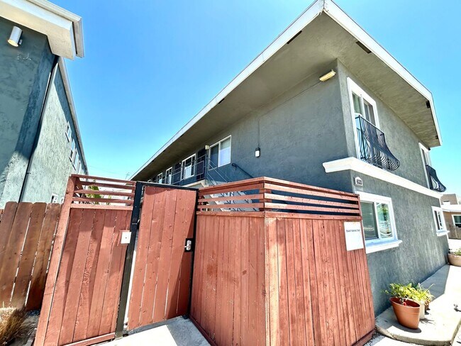 Building Photo - 2 Bed, 1 Bath with W/D in Normal Heights!