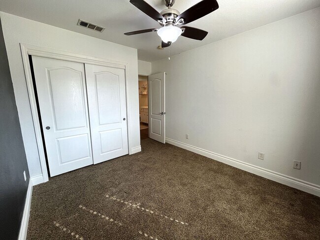 Building Photo - Charming Northwest Bakersfield Home on Cul...