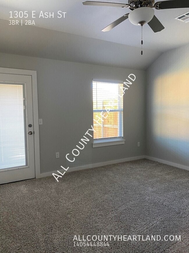 Building Photo - 1305 E Ash St