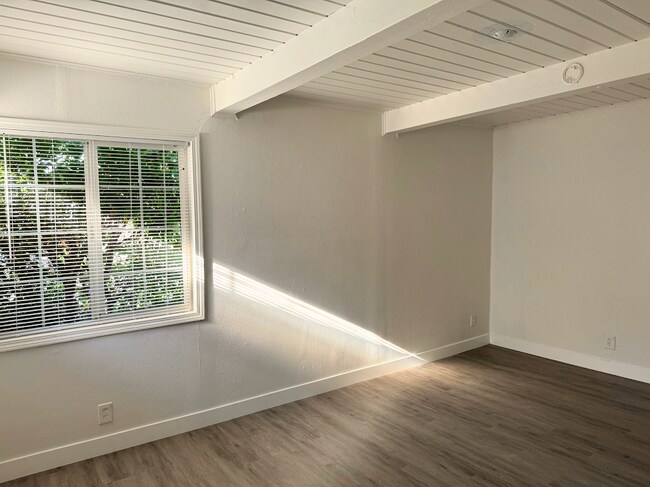 Building Photo - 3174 Ameno Rd