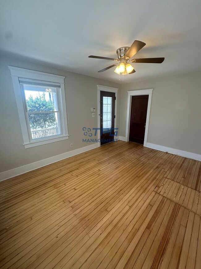 Building Photo - 13 Center St