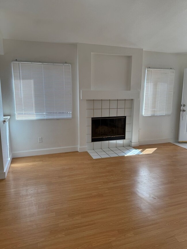 Building Photo - Stylish Single-Story Home with A/C & Firep...
