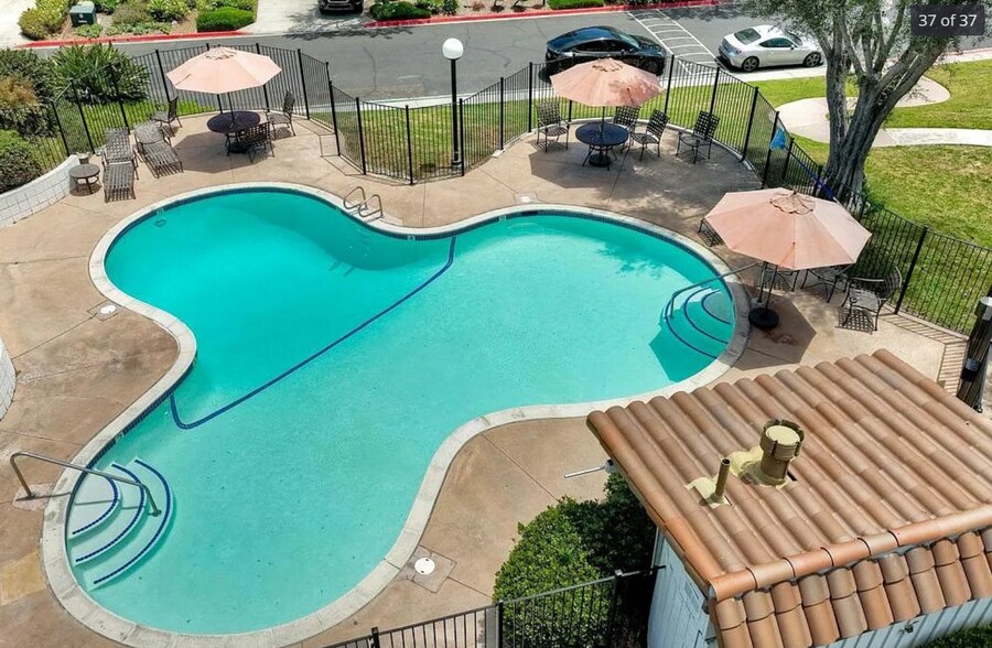 Community pool - 14787 Caminito Orense Oeste