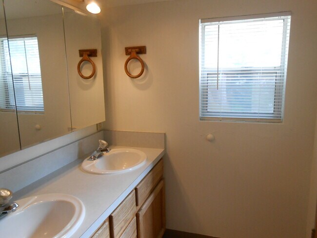 Building Photo - 61360 Keelally Ct