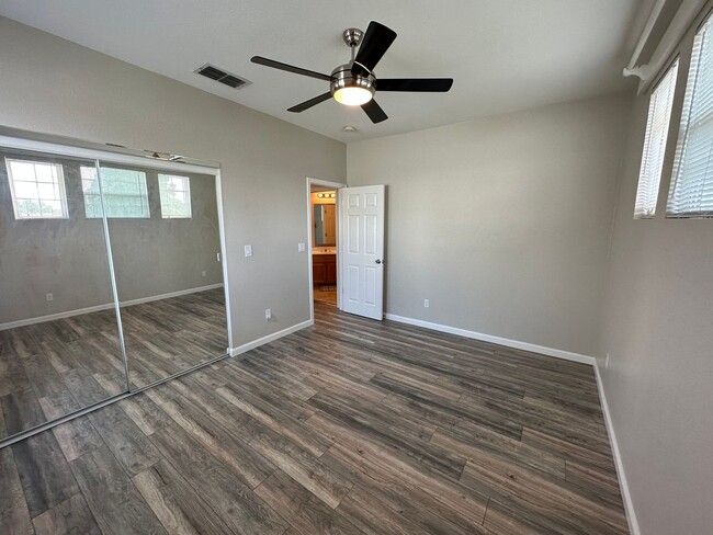 Building Photo - Beautiful 4 Bedroom 3 Full Bath Tracy Home