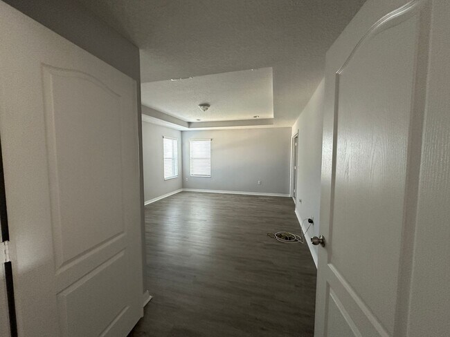 Building Photo - 4-Bedroom, 2.5-Bathroom in Saint Cloud