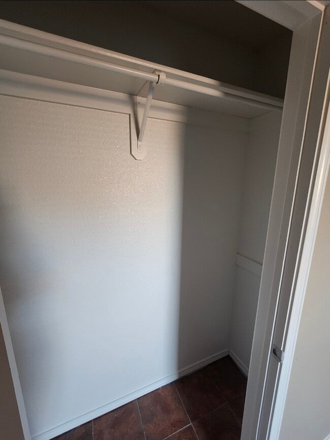 Building Photo - 3 bed 2 bath 2 car garage