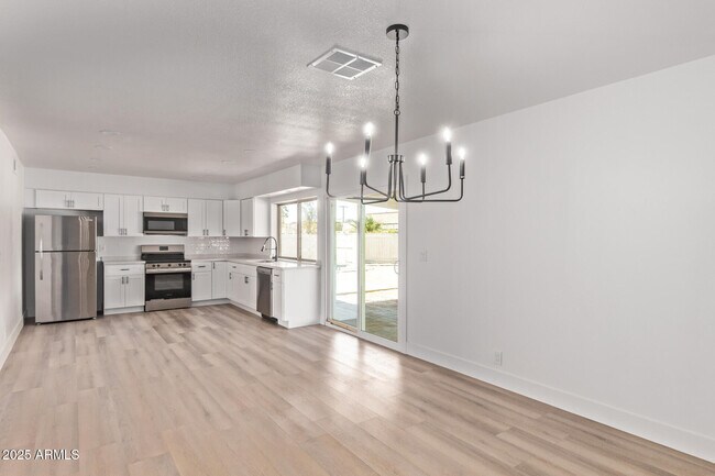 Building Photo - 816 E Saguaro St