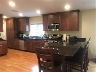 Building Photo - 11 Oak St