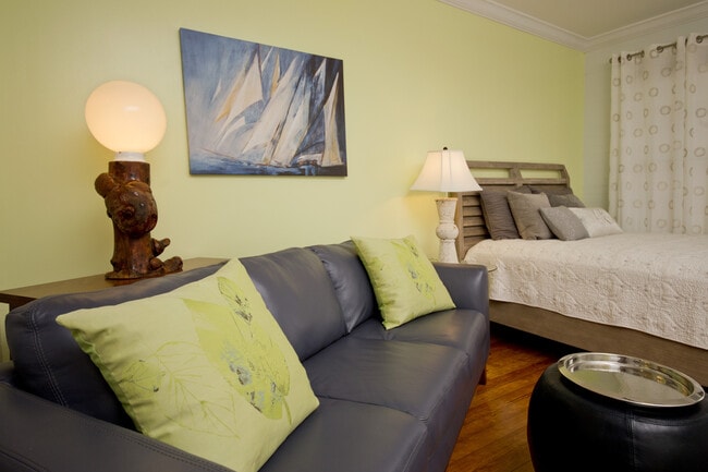 Building Photo - Furnished Studio in Old Town