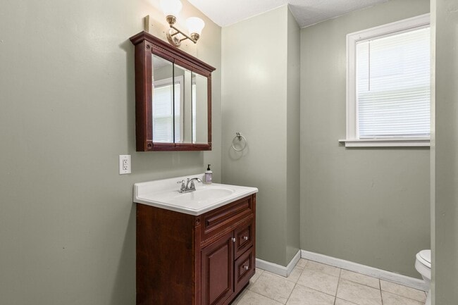 Building Photo - Spacious 3 bedroom, 1 Bath House in Inner SE Portland - Everything Right at Your Doorstep!