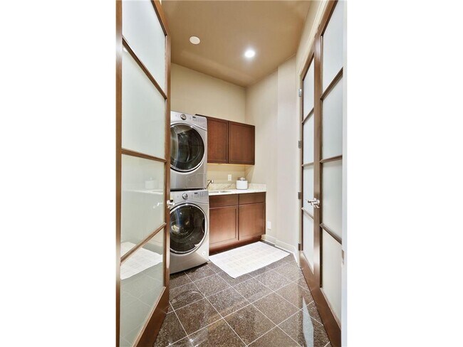 Building Photo - 555 Oak Ridge Pl