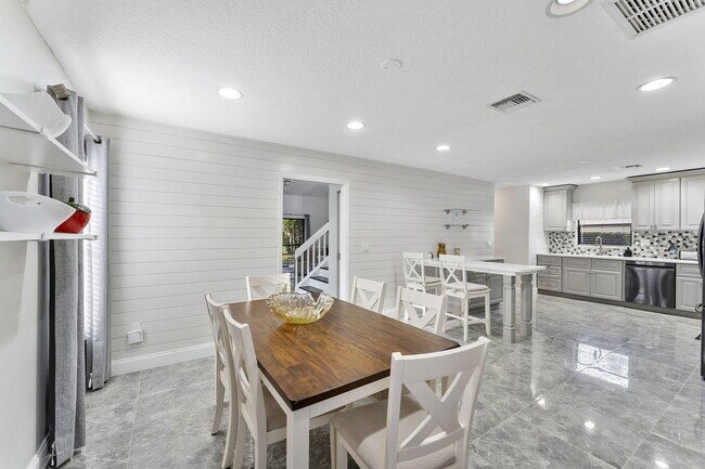 Building Photo - 8103 Covington Ct