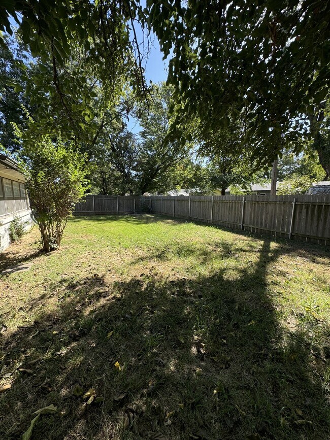 Building Photo - 3 bedroom, 2 bath home in the beautiful Westlink neighborhood in West Wichita.