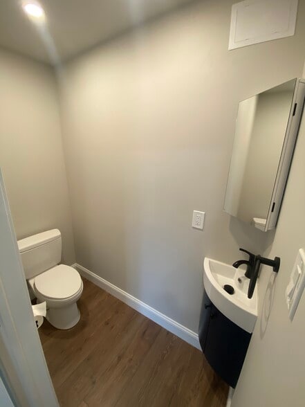 Powder room - 417 Jones St
