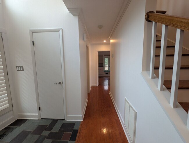 Building Photo - Charming 4 bedroom, 2.5 bath home located in the Raintree Community!