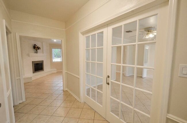 Building Photo - 25602 Oakhurst Dr