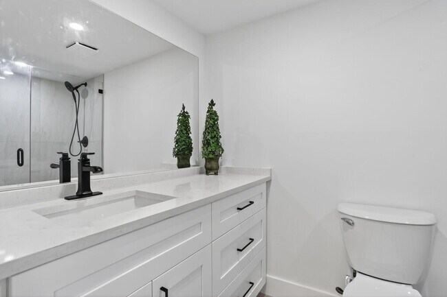 Building Photo - 2651 S Palm Aire Dr