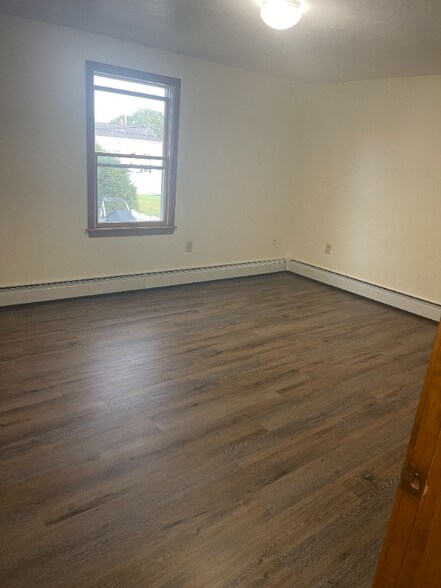 Building Photo - 33 Larch St