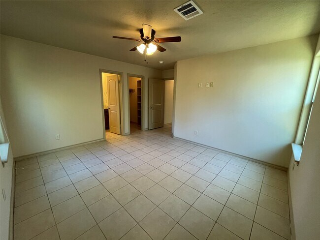 Building Photo - 16928 W Ivanhoe St