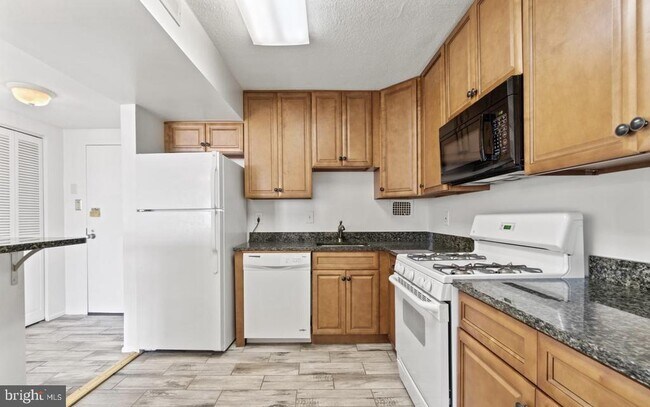 Building Photo - 118 Monroe St