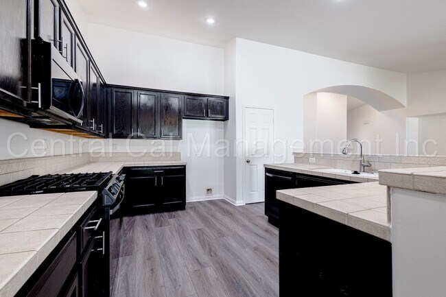 Building Photo - 4 Bedroom/2 Bath Home in the Southwest - $...
