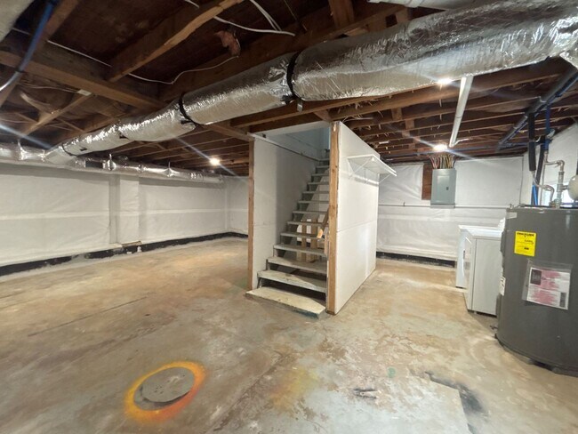 Building Photo - Cute, cottage in a prime location off of Oakland Ave, near Downtown and ETSU, 2 bed/1 bath for $1...