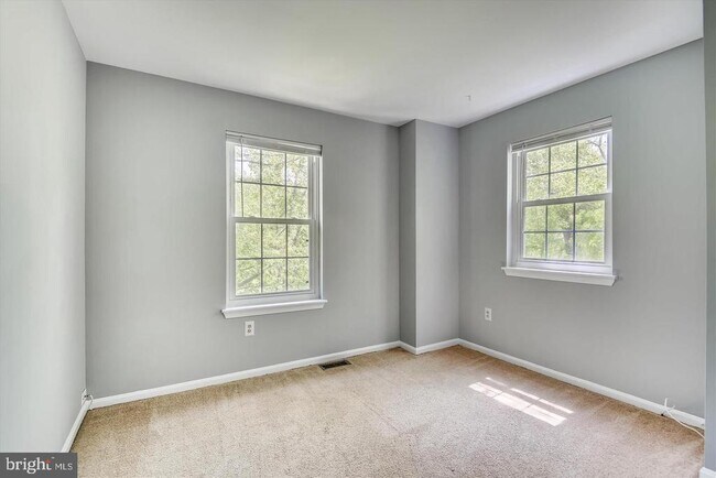 Building Photo - 678 Newbridge Ct