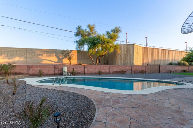 Building Photo - 319 E Riviera Dr