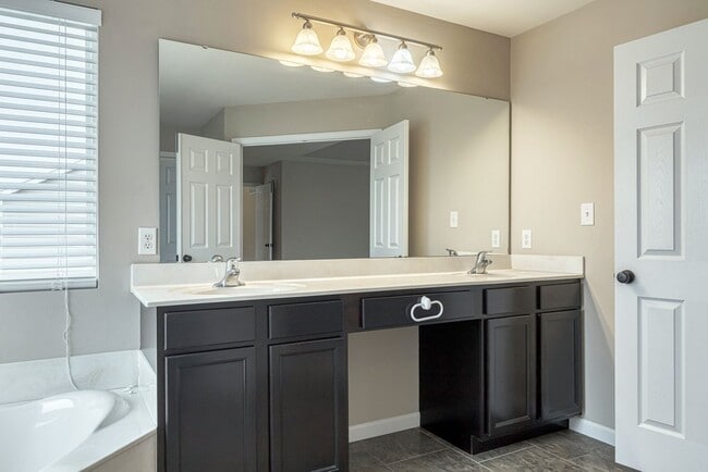 Building Photo - 6016 Blake Thomas Dr