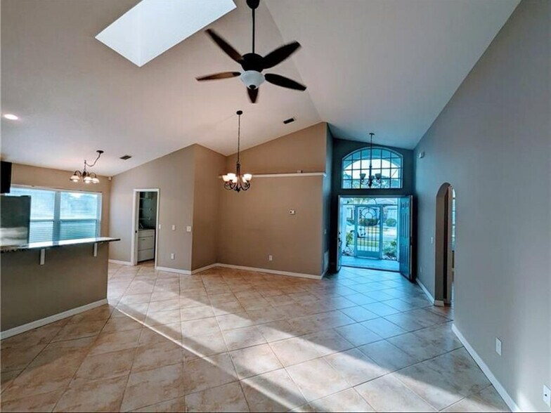 Extreme open floor plan on tile - 562 SW Saint Martins Cv