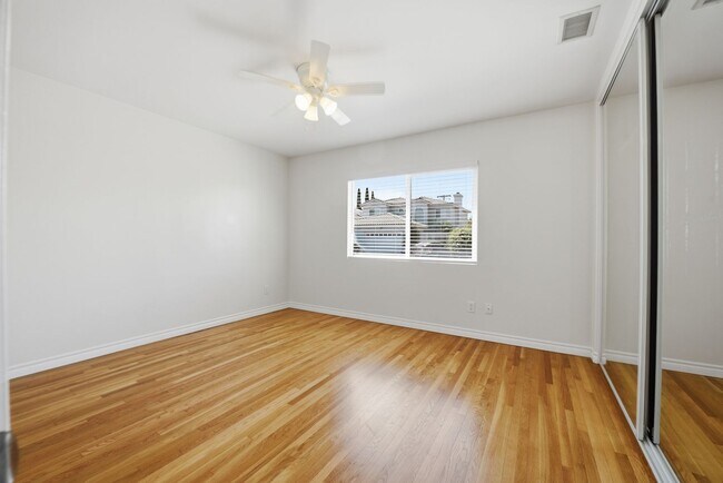 Building Photo - Spacious private backyard!