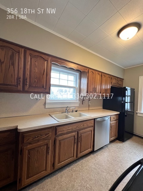 Building Photo - Large second level apartment available for...