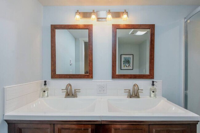 Building Photo - 4401 NW Columbia St