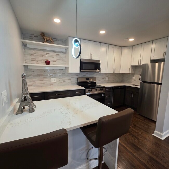 Building Photo - 420 W Aldine Ave