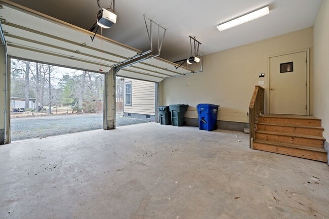 Building Photo - Fantastic one level ranch close to Carrboro