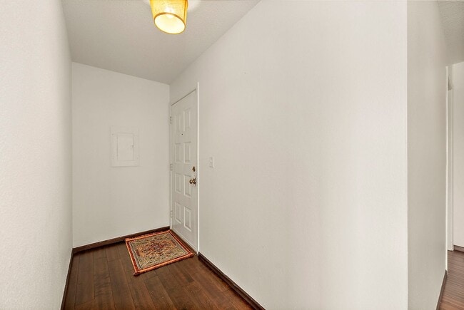 Building Photo - Top-Floor Condo with Panoramic Lake Easter Views, Vaulted Ceilings & Modern Updates!