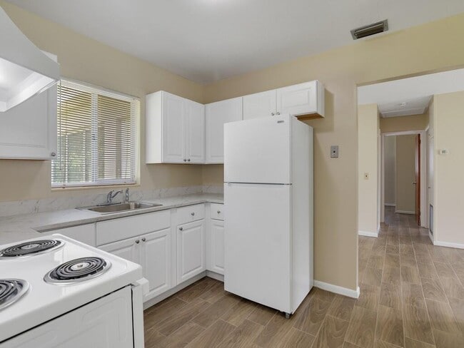 Building Photo - 7502 Pacific Ave