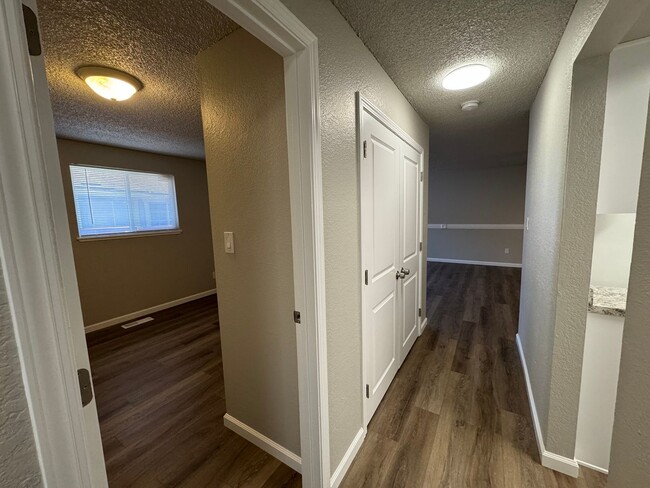 Building Photo - Newly Remodeled 3 bedroom 2 bath 2 car gar...