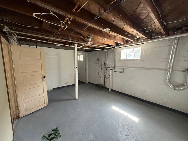 Building Photo - Three bedrooms, one bathroom, pet friendly, one car detached garage!