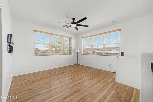 Building Photo - 2233 E Huntington Dr