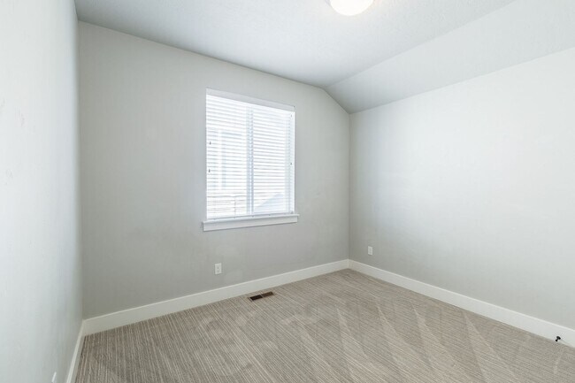 Building Photo - Quiet Centrally located 3 bed 2.5 bathroom