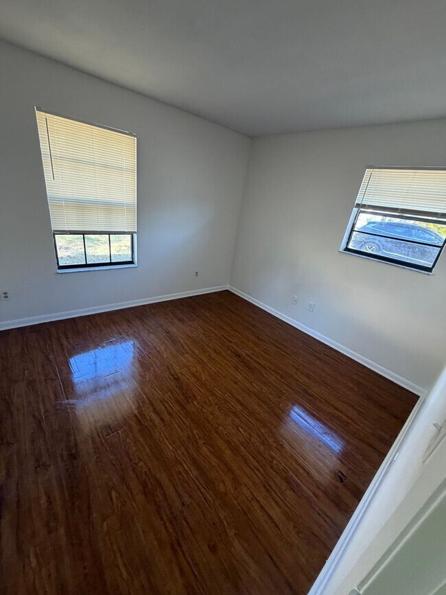 Building Photo - CHARMING 3 BEDROOM HOME WITH 1 CAR GARAGE