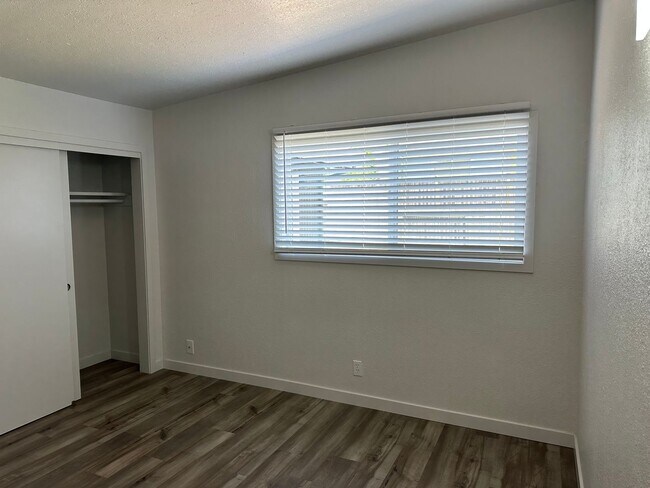 Building Photo - Beautifully updated 2 bedroom 1 bath duplex in a great neighborhood!