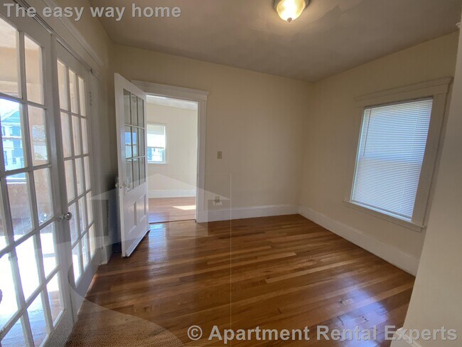 Building Photo - 10 Pinkham Rd