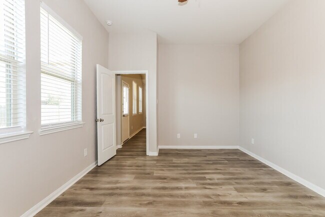 Building Photo - 15153 Meadow Glen S