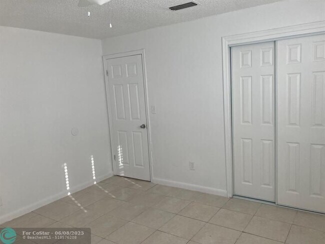 Building Photo - 3600 Riverside Dr