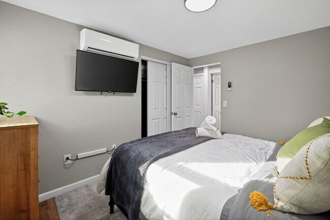 Building Photo - Discover lakeside living at its finest.