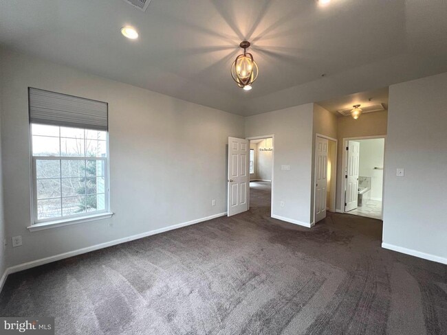 Building Photo - 5000 Hollington Dr